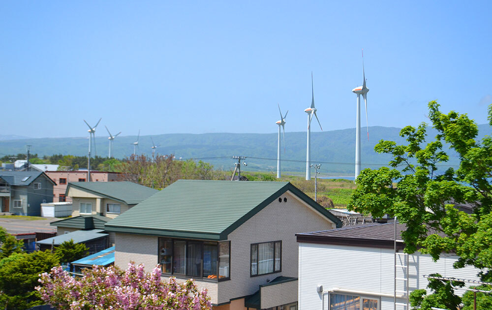 学園屋上からの景色(風力発電のまち)